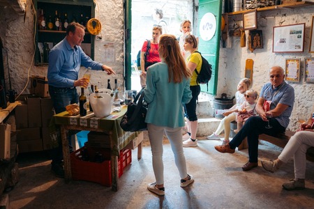 V osrčju dežele terana; Vir: Arhiv Občine Sežana 